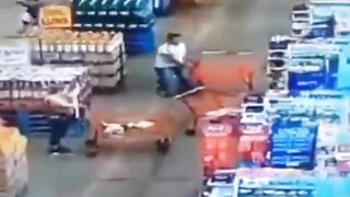 Man takes care of "careless" woman with the Shopping Cart
