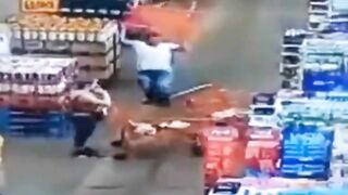 Man takes care of "careless" woman with the Shopping Cart
