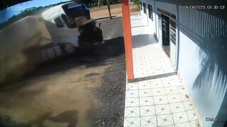 FULL: Out-of-control truck invades restaurant on the side 174 in Brazil; (All Angles)