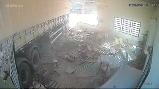 FULL: Out-of-control truck invades restaurant on the side 174 in Brazil; (All Angles)