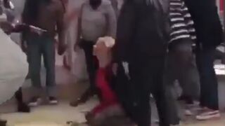 Pickpocket Woman held down until Police Arrive