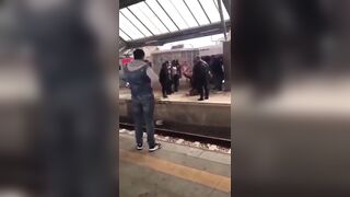 Pickpocket Woman held down until Police Arrive
