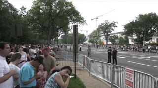 king diaper's tiny parade crowds