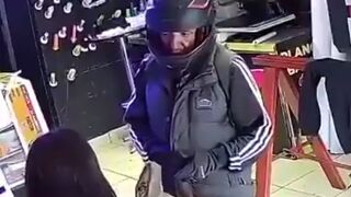 She Won: Young woman pulls out a sledgehammer ro defend herself against Mugger