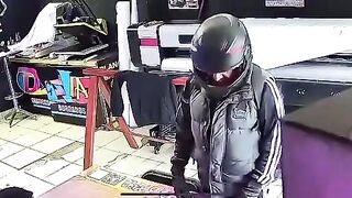 She Won: Young woman pulls out a sledgehammer ro defend herself against Mugger