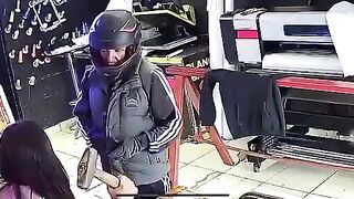 She Won: Young woman pulls out a sledgehammer ro defend herself against Mugger