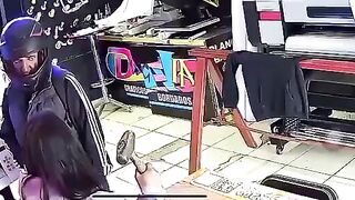She Won: Young woman pulls out a sledgehammer ro defend herself against Mugger