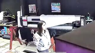 She Won: Young woman pulls out a sledgehammer ro defend herself against Mugger