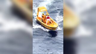 INCREDIBLE: Daughter Fell Overboard, Father Jumps in to Save Her! Holds Her Up Entire Time Waiting for Rescue