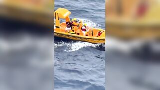 INCREDIBLE: Daughter Fell Overboard, Father Jumps in to Save Her! Holds Her Up Entire Time Waiting for Rescue