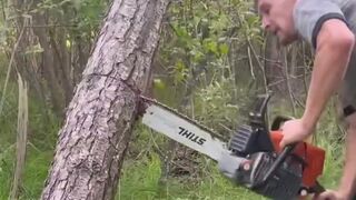 Exactly what you are NOT supposed to do with a Chainsaw if it gets Stuck