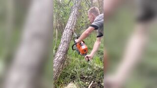 Exactly what you are NOT supposed to do with a Chainsaw if it gets Stuck