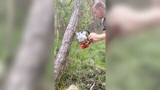 Exactly what you are NOT supposed to do with a Chainsaw if it gets Stuck