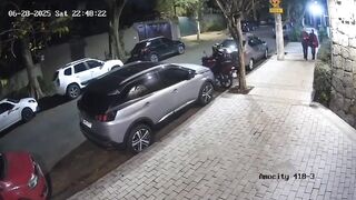 Off Duty Police protects his Girl friend and Himself. He has a Gun and he know how to use it