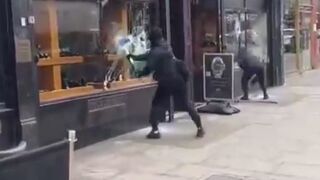 Hoods SLEDGEHAMMER jewelers in broad daylight in London