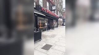 Hoods SLEDGEHAMMER jewelers in broad daylight in London