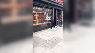 Hoods SLEDGEHAMMER jewelers in broad daylight in London