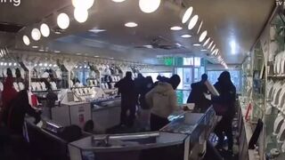 The Fastest you'll ever See a Jewelry Store Looted in the US too