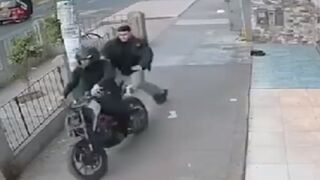 Incredible! Young man jumps on thief's motorcycle and recovers his cell phone in San Juan seconds after the robbery.