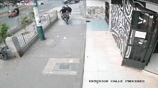 Incredible! Young man jumps on thief's motorcycle and recovers his cell phone in San Juan seconds after the robbery.