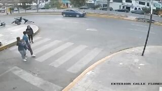 Incredible! Young man jumps on thief's motorcycle and recovers his cell phone in San Juan seconds after the robbery.