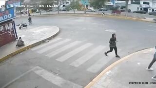 Incredible! Young man jumps on thief's motorcycle and recovers his cell phone in San Juan seconds after the robbery.