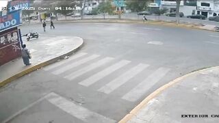 Incredible! Young man jumps on thief's motorcycle and recovers his cell phone in San Juan seconds after the robbery.