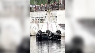 19-year-old rich kid and his friends flew into a pond in a Lexus: all died