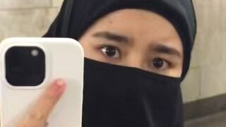 Woman makes a remark to Muslim in Subway and 2 White Girls come to the Muslim's Aid