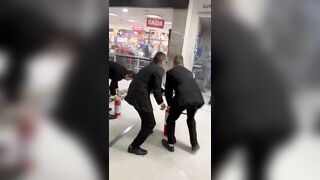 Man sets fire to lottery shop in Florianópolis mall, injuring 5; VIDEO