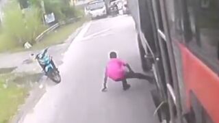 He Put His Leg Under The Truck Just To Scam The Truck Driver's Insurance. BUT FAILED!