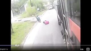 He Put His Leg Under The Truck Just To Scam The Truck Driver's Insurance. BUT FAILED!