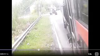 He Put His Leg Under The Truck Just To Scam The Truck Driver's Insurance. BUT FAILED!