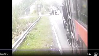 He Put His Leg Under The Truck Just To Scam The Truck Driver's Insurance. BUT FAILED!