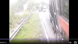 He Put His Leg Under The Truck Just To Scam The Truck Driver's Insurance. BUT FAILED!