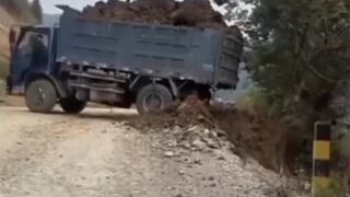 Dump Truck Dumped Itselfs