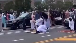 There are 82 Mosques in Philadelphia, but these Somali Immigrants Felt the Need to Shut Down and Pray in the Streets.