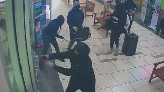 California: Jewelry store owner Scatters the Men trying to Rob his Store