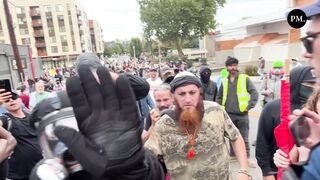 Antifa militants surround reporter`s security guard, attempt to rob him