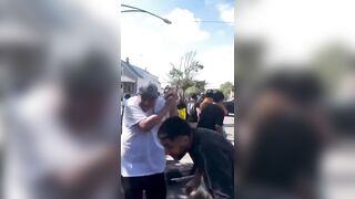 Complete chaos in Chicago when large crowd interfered with federal agents doing ICE
