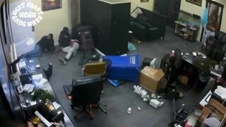 5 Armed Thugs Try To Rob A Jewelry Store Owner Locked Them In, Killed 2