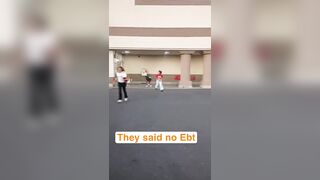 This woman records her entire family running out of the store after they stole products. Kids and even a baby!