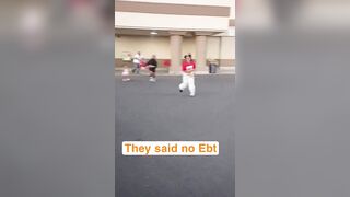 This woman records her entire family running out of the store after they stole products. Kids and even a baby!