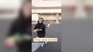 This woman records her entire family running out of the store after they stole products. Kids and even a baby!