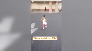 This woman records her entire family running out of the store after they stole products. Kids and even a baby!