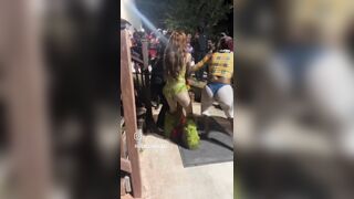 vicious right hook from the wigless wonderwan there