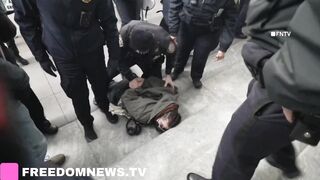 Palestine protestors CRASH Black Friday shopping at an NYC Apple Store