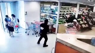 Shoplifter Gets Taken Out By A Perfectly Thrown Bottle