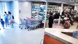 Shoplifter Gets Taken Out By A Perfectly Thrown Bottle