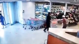 Shoplifter Gets Taken Out By A Perfectly Thrown Bottle